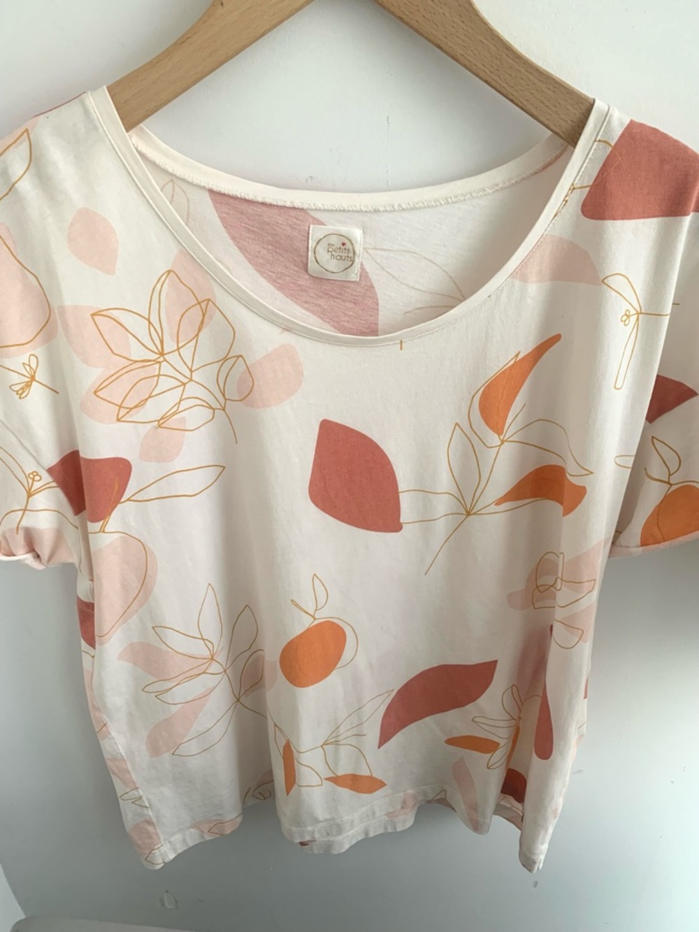 🇫🇷 Cream Short-Sleeve Tee with Rust Floral and Peach Motif - Picture 4 of 11